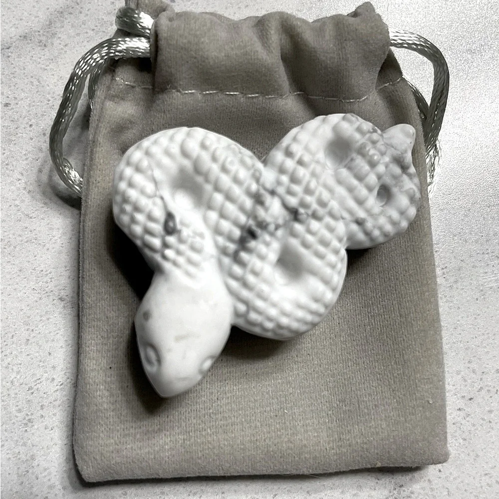Howlite Snake w/pouch - Picture 1 of 5